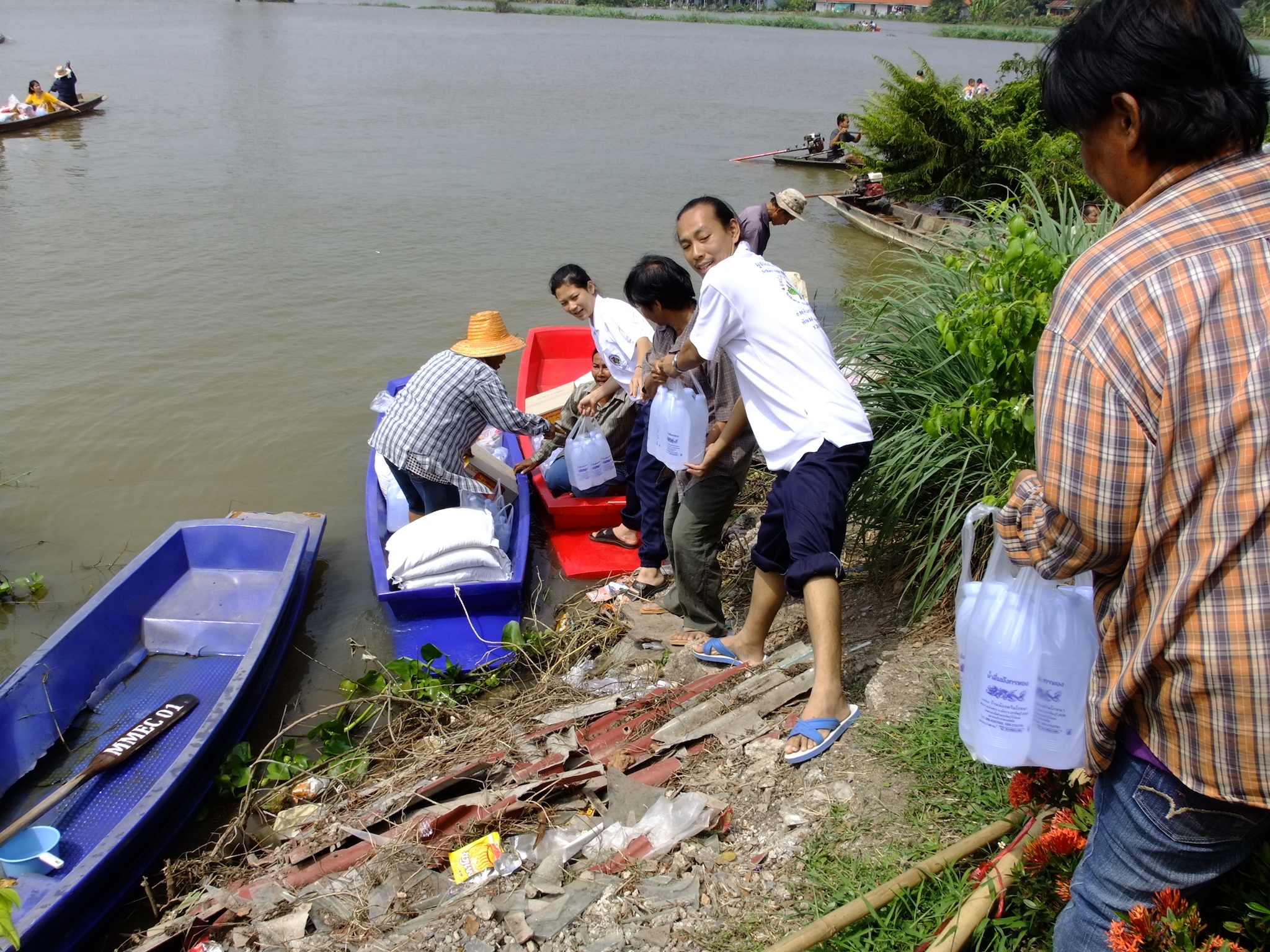 โครงการช่วยผู้ประสบภัยน้ำท่วมจังหวัดปราจีนบุรี วันที่ 23 ตุลาคม 2556 ณ  พื้นที่เขตตำบลบางกระเบา  อำเภอบ้านสร้าง  จังหวัดปราจีนบุรี
